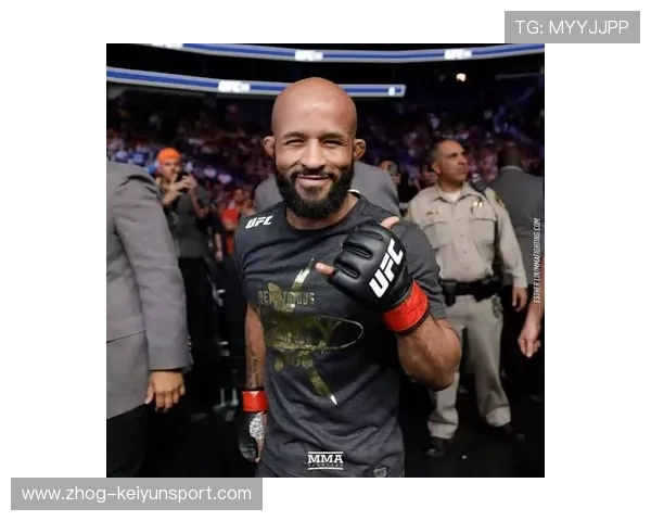 UFC选手被对手嘲笑后暴怒反击，精彩瞬间引发热议！