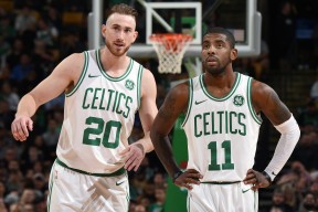 开云体育官网在线-帕利斯特稳健发挥赢得掌声不断，帕利斯把写有给最美的女神