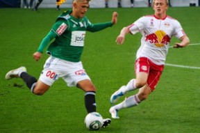 开云体育app入口-乔·莫伊：凭借他强悍的对抗和团队协作能力，成为全黑队进攻和防守的核心支点